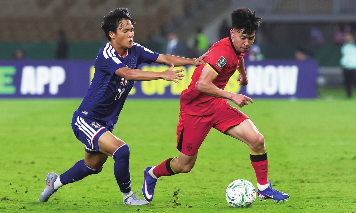 China's Wang Yudong (right) battles for the ball against Japan's Yudai Shimamoto during the AFC Under-23 Asian Cup final match in Jeddah, Saudi Arabia, on January 24, 2026. Photo: VCG