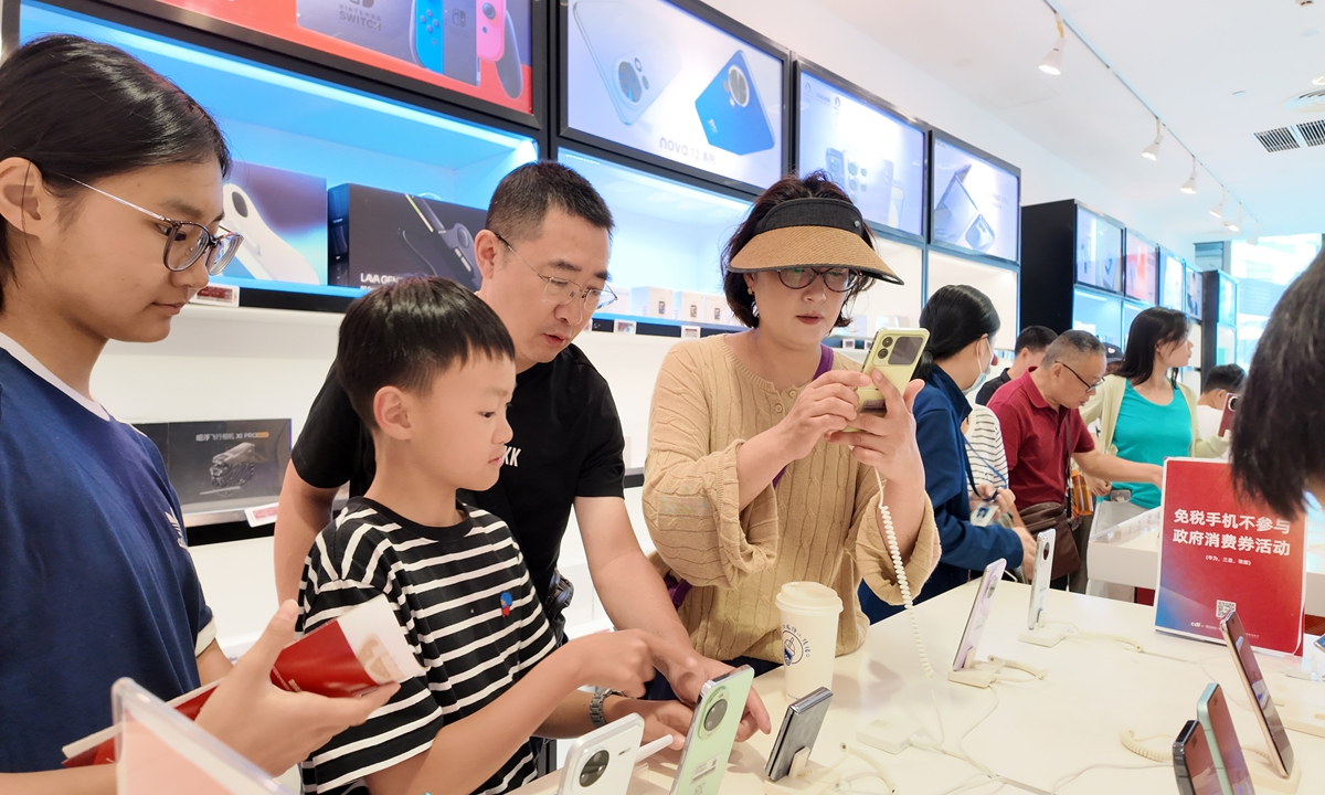 Customers browse smartphones at a duty-free store in Haikou, South China's Hainan Province, on February 21, 2026. Photo: VCG