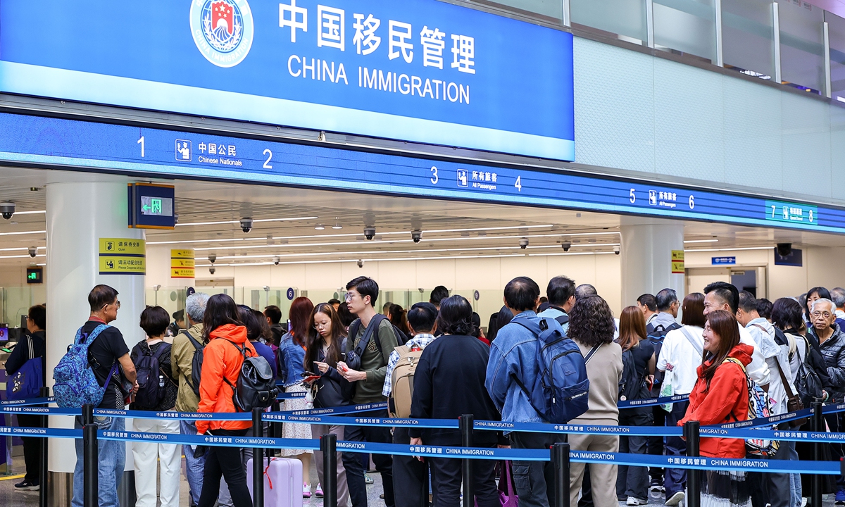 Inbound travelers line up for customs clearance at Haikou Meilan International Airport in South China's Hainan Province on January 17, 2026. Photo: VCG