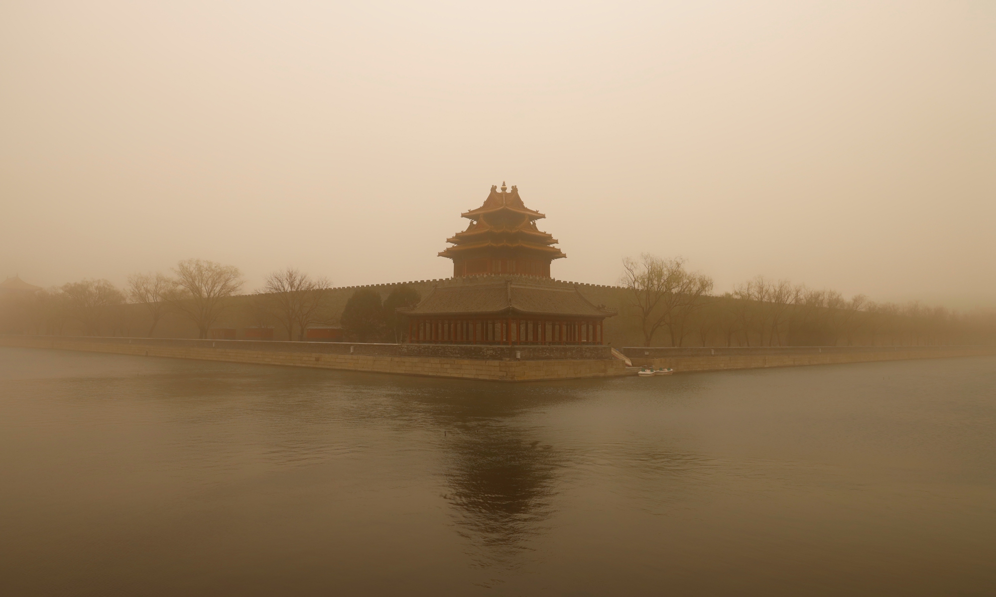 The turret of Beijing's Forbidden City in clear weather in 2024 (up) contrasts sharply with the smog-covered scene in 2013. Photos: VCG, Li Hao/GT