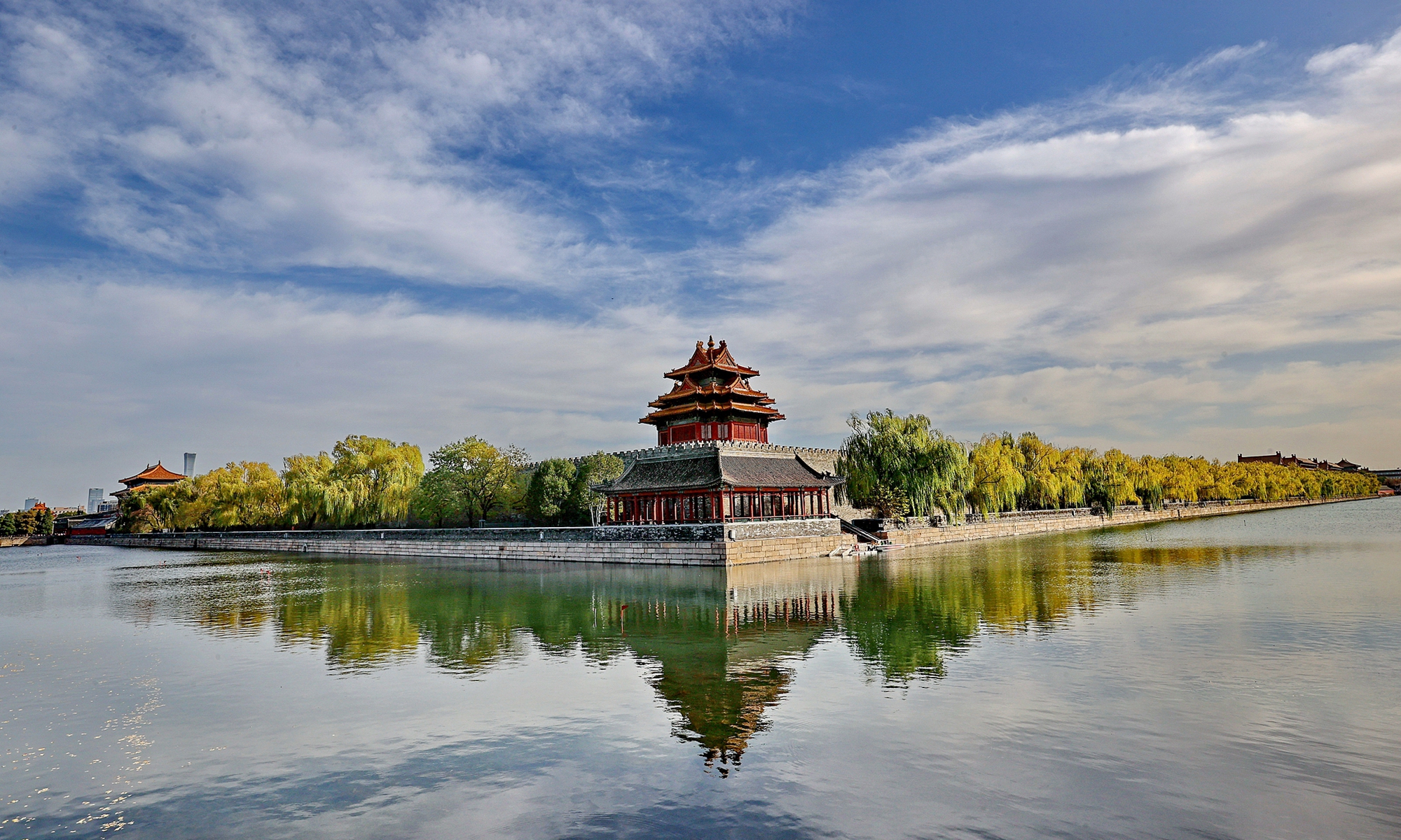 The turret of Beijing's Forbidden City in clear weather in 2024 (up) contrasts sharply with the smog-covered scene in 2013. Photos: VCG, Li Hao/GT