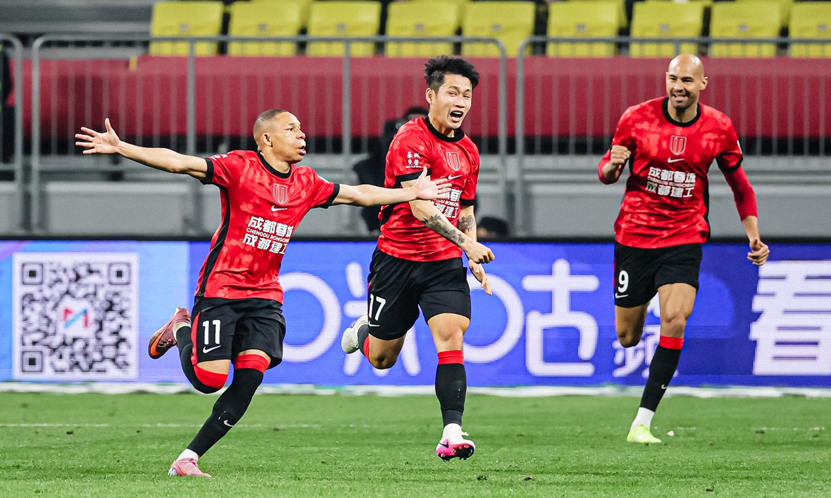Wellington Silva of Chengdu Rongcheng (left) celebrates after scoring the opening goal during the Chinese Super League match against Shenzhen Peng City on March 6, 2026 in Chengdu, Southwest China's Sichuan Province. Photo: IC
