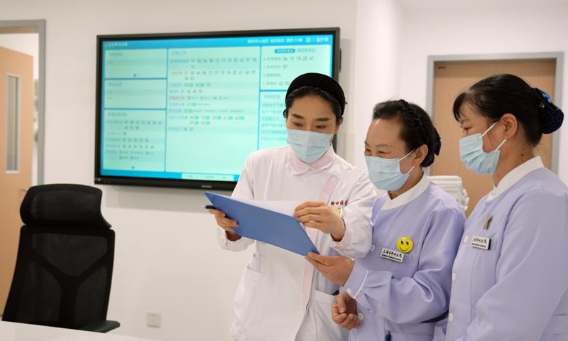 Medical workers share information on status of inpatients at a hospital in Shanghai, east China, Feb. 26, 2026.(Xinhua/Liu Ying)