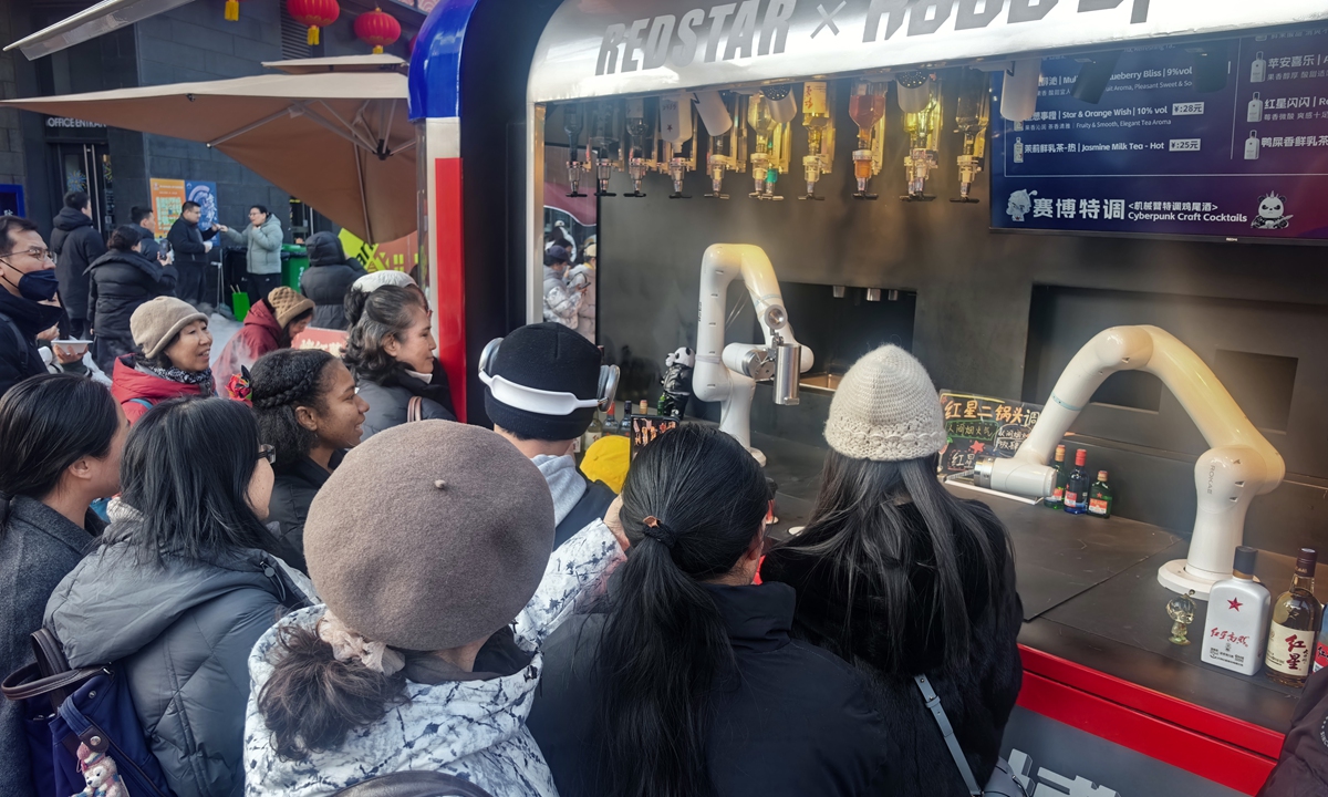 Robotic bartenders prepare drinks at an automated bar in a commercial zone of Longfu Temple in Beijing on May 6, 2026. Photo: Liu Yang/GT