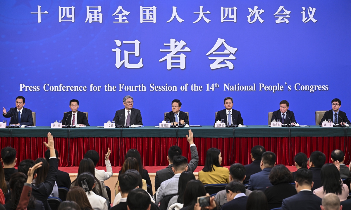 Journalists raise hands to ask questions at a press conference for the fourth session of the 14th National People's Congress (NPC) on economy in Beijing, on March 6, 2026. Photo: Xinhua
