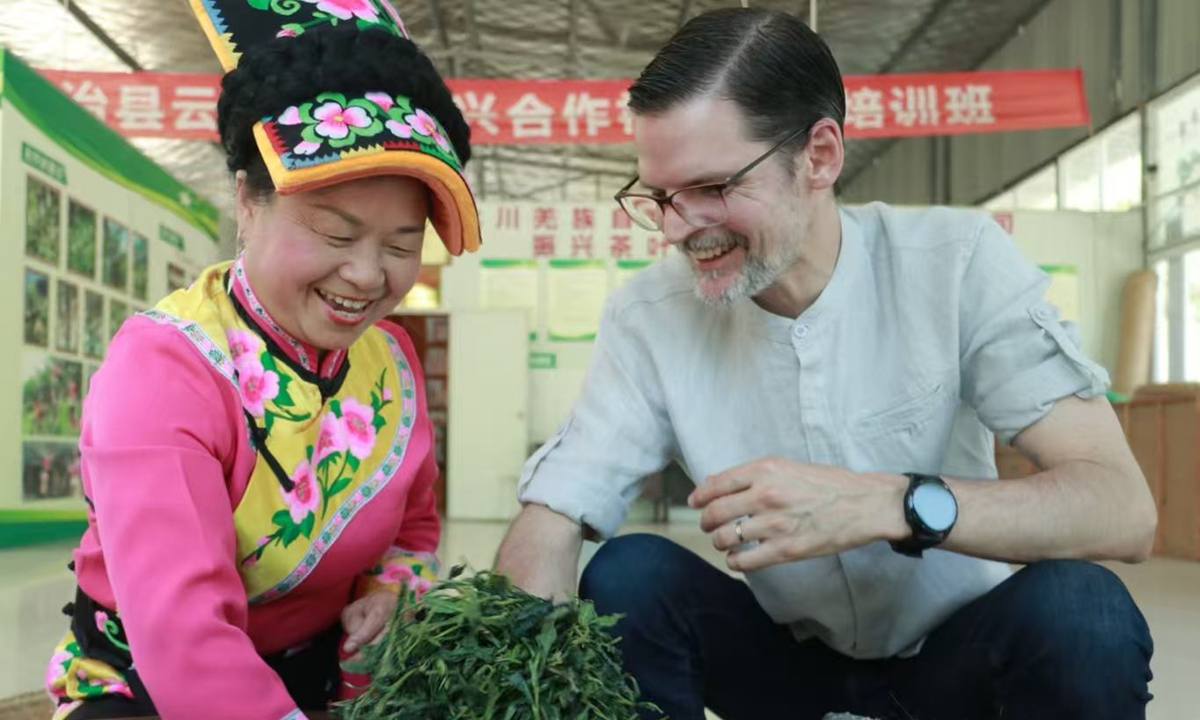 Sabino Vaca Narvaja talks to a woman of the Qiang ethnic group in Beichuan Qiang Autonomous County, Southwest China's Sichuan Province, in 2022. Photo: Courtesy of Narvaja