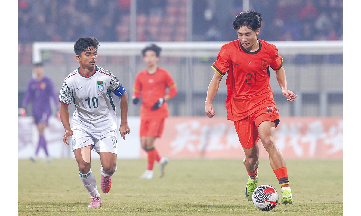 Shuai Weihao (No.21) plays against Bangladesh during the 2026 Asian Football Confederation U-17 Asian Cup in Chongqing on November 30, 2025. The athlete struck twice in the first half and completed a hat-trick to help China win 4-0. Photo: VCG