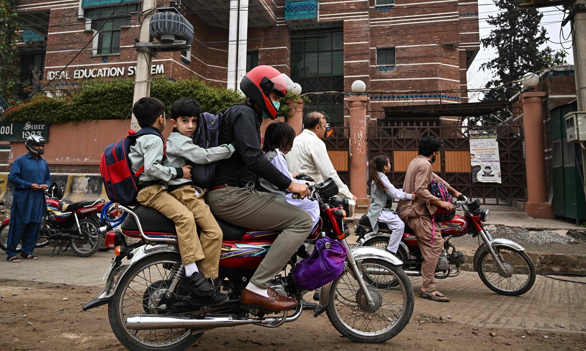 Children return home after Pakistan's government announced a fuel-saving order that led schools to close and shift to online classes amid soaring oil costs in Rawalpindi on March 10, 2026, against the backdrop of the US-Israeli strikes on Iran. Photo: VCG