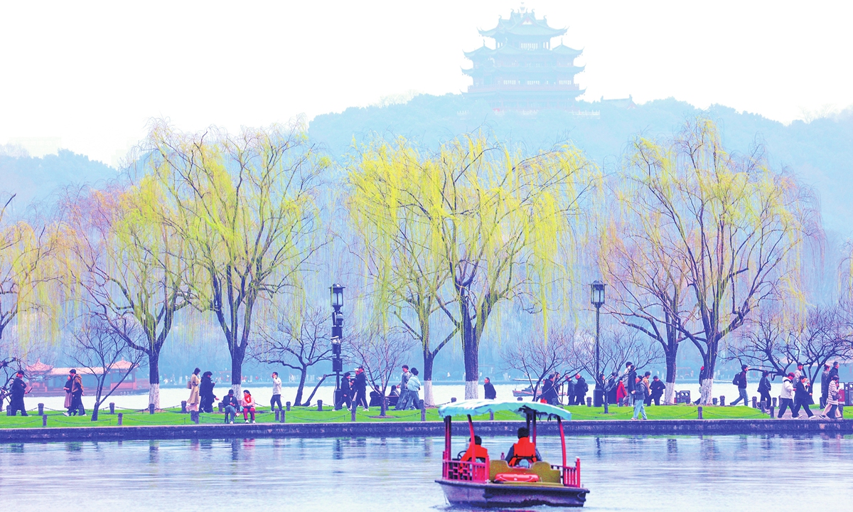 Visitors enjoy a picturesque scene of tranquility and lush green willows along the West Lake's Bai Causeway in Hangzhou, East China's Zhejiang Province, on March 8, 2026. Photo: VCG