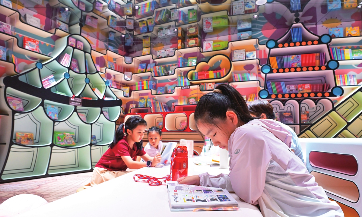 Children read books at a bookstore in Shijiazhuang, North China's Hebei Province. Photos on this page: VCG