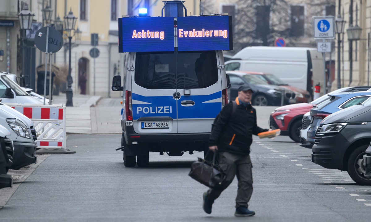 A police car drives through the streets to issue evacuation notices to citizens in Dresden, Germany, on March 11, 2026, facilitating the smooth removal of a WWII-era bomb at the former Carola Bridge in the city. Almost 18,000 people have been evacuated from Dresden due to the threat. Photo: VCG