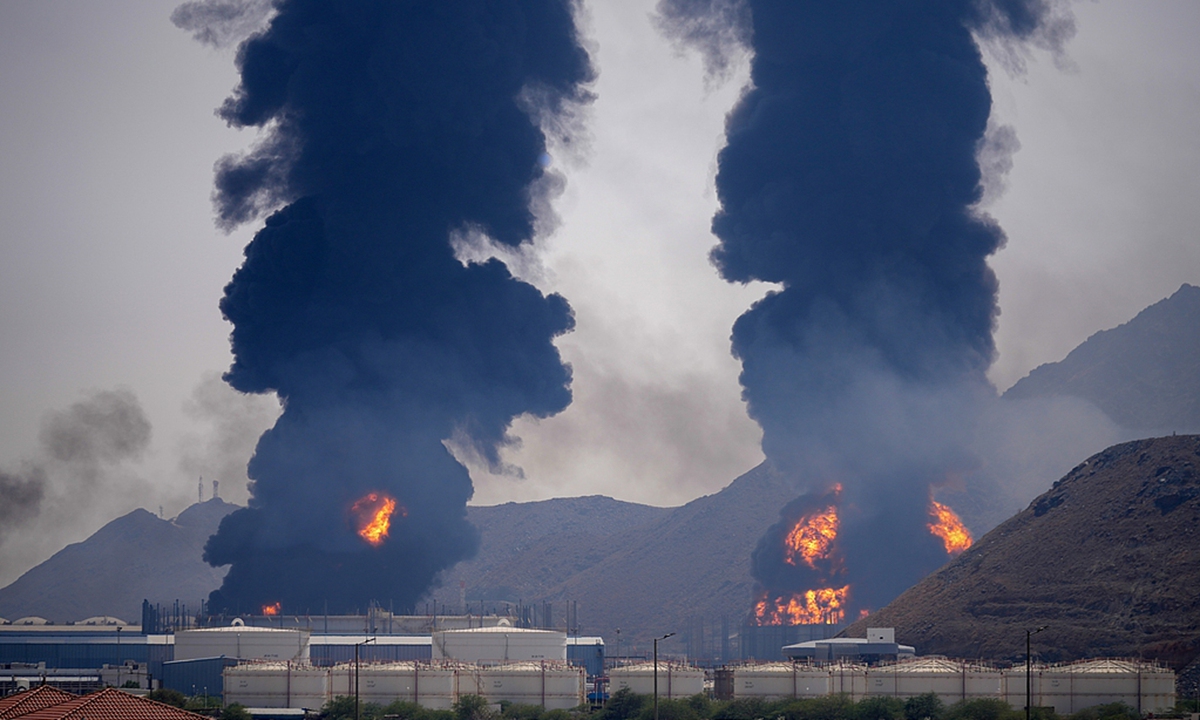 Plumes of smoke and fire rise after debris from an intercepted Iranian drone struck an oil facility, according to authorities, in Fujairah, United Arab Emirates on March 14, 2026.  Photo: VCG