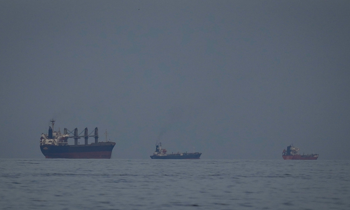 Oil tankers and ships line up in the Strait of Hormuz as seen from Khor Fakkan, United Arab Emirates, on March 11, 2026. Photo: VCG
