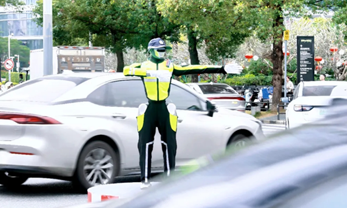 A humanoid robot appears as a traffic police officer in Shenzhen, South China's Guangdong Province. Photo: Courtesy of Shenzhen Evening News