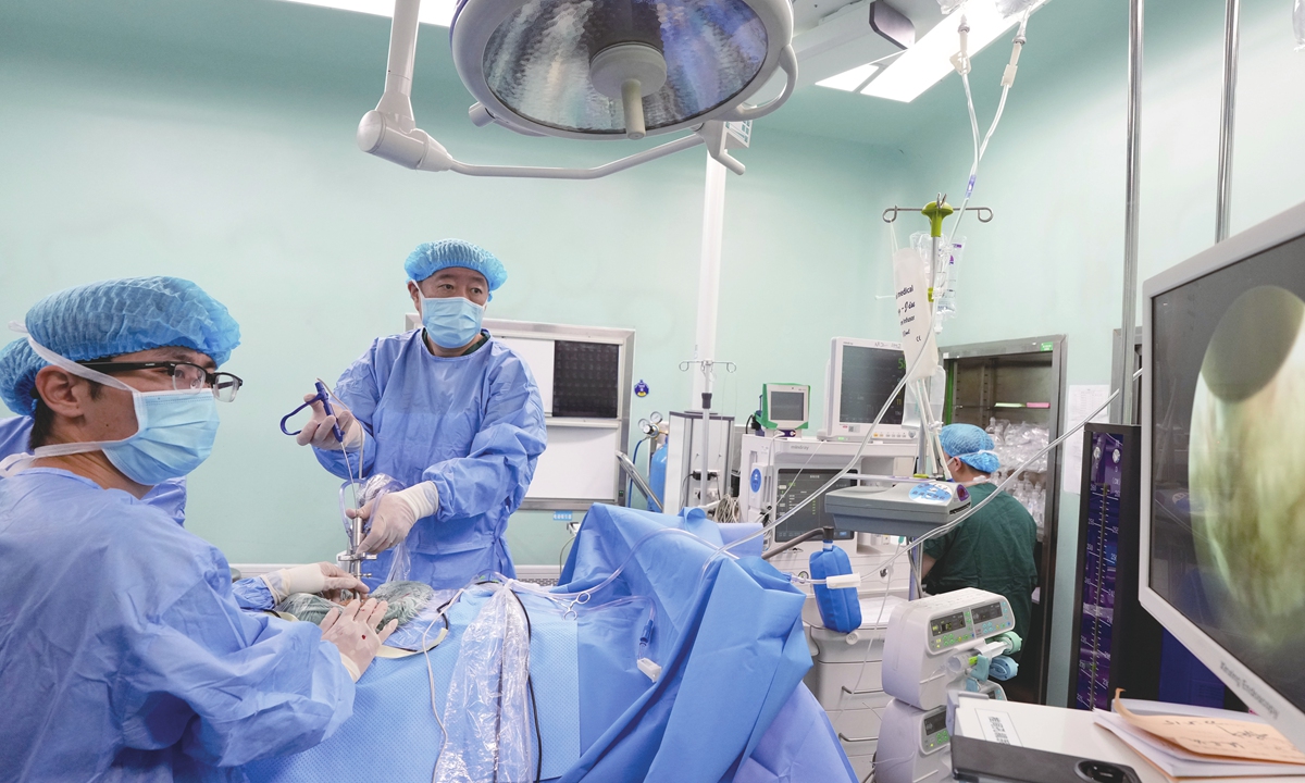 Doctors from Beijing perform spinal surgery on a Tibetan patient in Southwest Sichuan Province. Photo: VCG