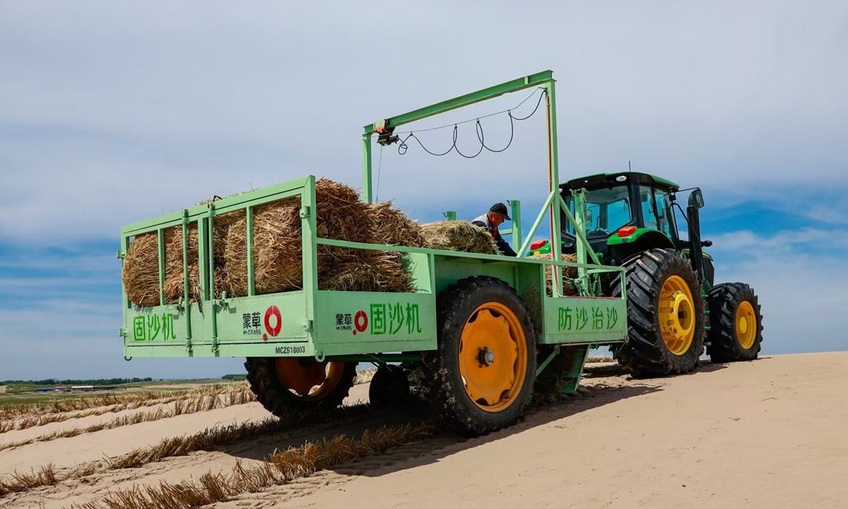 A sand-fixing vehicle works in Tongliao, North China's Inner Mongolia Autonomous Region. Photo: Courtesy of the publicity department in Tongliao