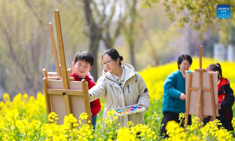 Students paint from nature under the guidance of teachers in Hai'an City, east China's Jiangsu Province, March 12, 2026. Photo: Xinhua
