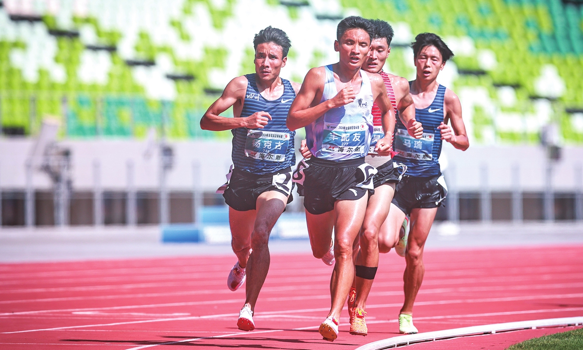 Feng Peiyou (front) competes in the men's 10,000m at the 2024 National Athletics Championships race in Quzhou, East China's Zhejiang Province, on September 16, 2024. File photo: VCG