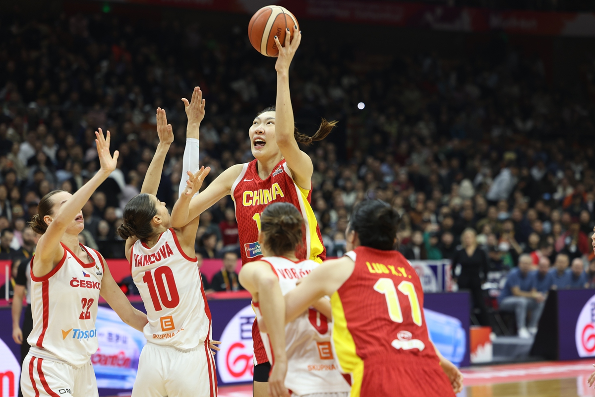 China's Han Xu (center) drives to the basket in the FIBA Women's World Cup qualifier match against the Czech Republic in Wuhan, Central China's Hubei Province on March 15, 2026. China won 84-74. Before the match, China had already qualified for the FIBA Women's Basketball World Cup to be held in Berlin, Germany in September. They will take on Brazil in the last qualifying match on Tuesday. Photo: VCG