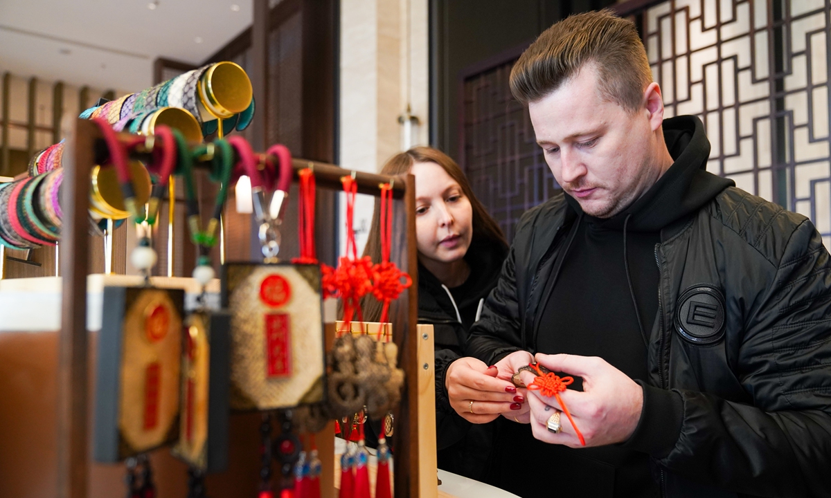 Russian tourists are drawn to ethnic handicrafts on display in Raohe county, Northeast China's Heilongjiang Province, October 11, 2025. Photo: VCG