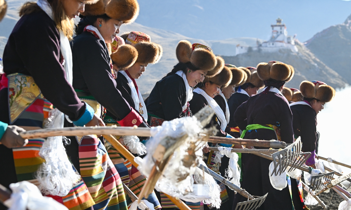 Villagers dress in festive attire and follow traditional customs on March 16 in Shannan Prefecture, Southwest China's Xizang Autonomous Region, where a spring plowing ceremony is held at the foot of Yungbulakang Palace as the first seeds of the spring season are sown. Photo: IC

