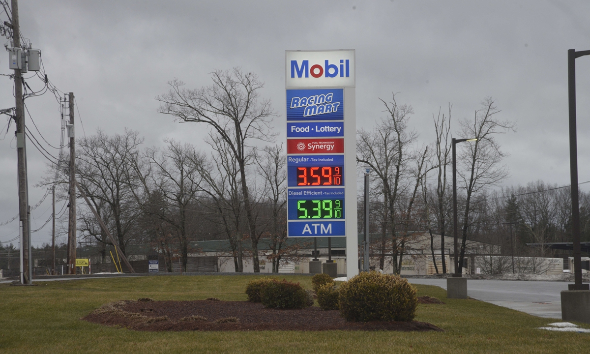 A sign at a gas station in Lancaster, Massachusetts shows the surge in fuel prices on March 16, 2026, caused by the US-Israel war against Iran and the slowing of oil tanker traffic in the Persian Gulf. Photo: IC