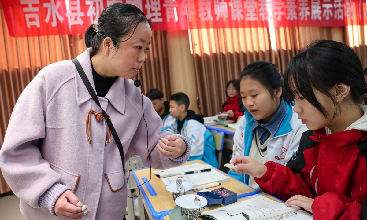 A teacher participates in a junior high school physics teaching skills demonstration at Jishui No. 3 Middle School in Jishui county, Ji'an, Jiangxi Province, on November 28, 2024. Photo: VCG
