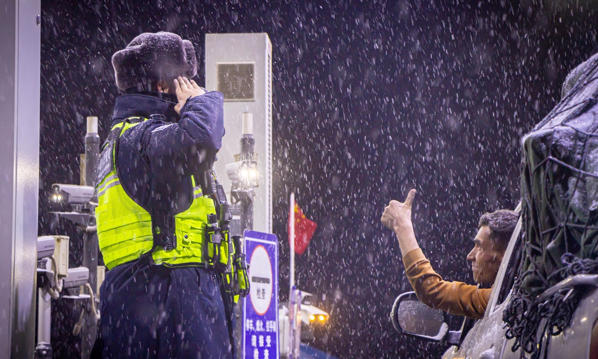 Amid heavy snow in Kirgiz Autonomous Prefecture of Kizilsu in China's Xinjiang Uygur Autonomous Region, a driver gives thumb-up and salute to the police officer who is bravely standing duty in the blizzard on March 16, 2026. Photo: VCG