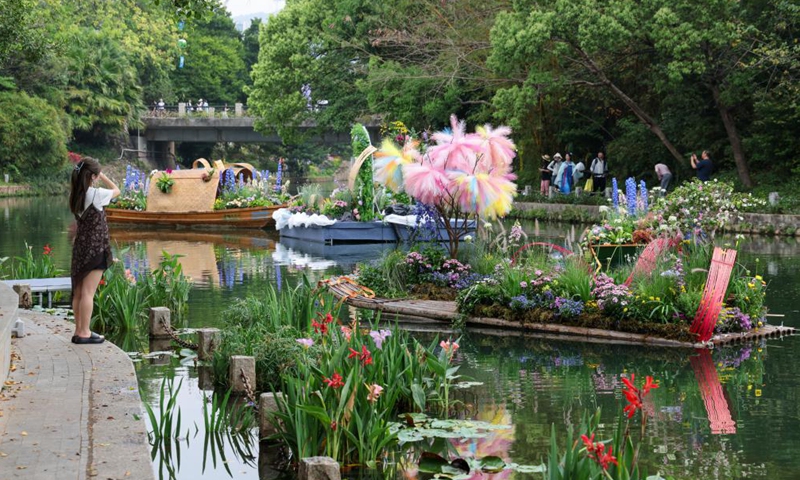 People visit a flower show in Shenzhen, south China's Guangdong Province, on March 27, 2026. The 2026 Guangdong-Hong Kong-Macao Greater Bay Area (GBA) Flower Show kicked off on Friday at Bijiashan Sports Park in Shenzhen, and will run until April 6. (Xinhua/Liang Xu)
