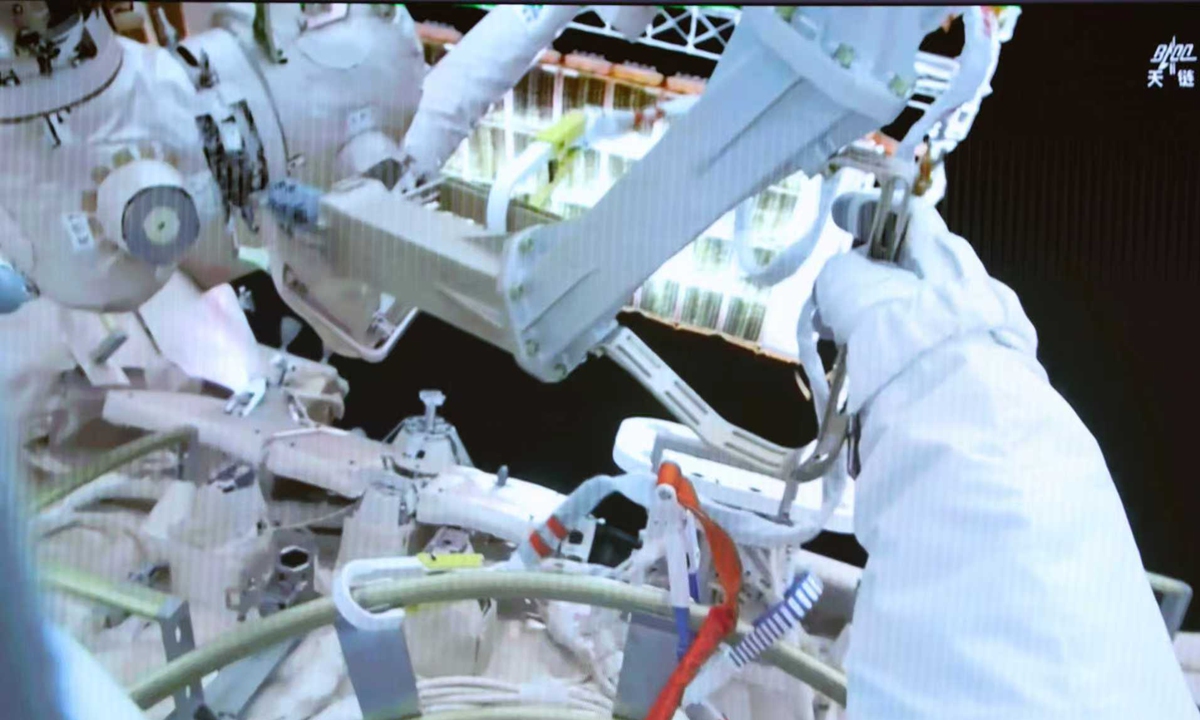 A Chinese taikonaut performs extravehicular activities. Photo: Courtesy of China Manned Space Agency