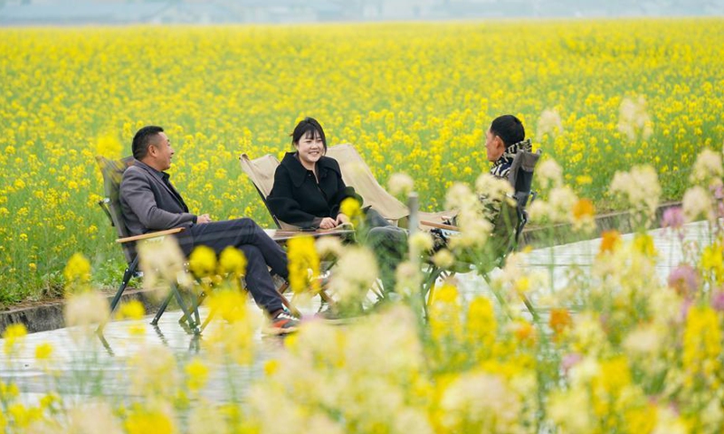 Tourists enjoy leisure time among blooming flowers at Pengshan District of Meishan, southwest China's Sichuan Province, March 7, 2026. (Photo by Weng Guangjian/Xinhua)

