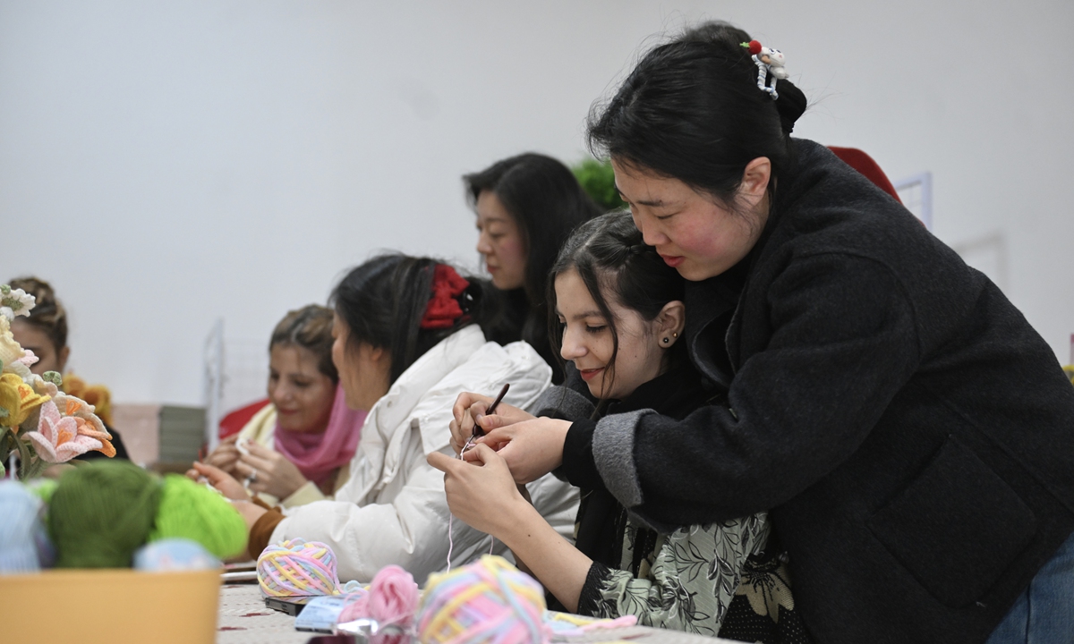 International students try hand weaving guided by tutors in a weaving workshop in Yaohai community of Hefei, East China's Anhui Province, on March 18, 2026. Photo: VCG