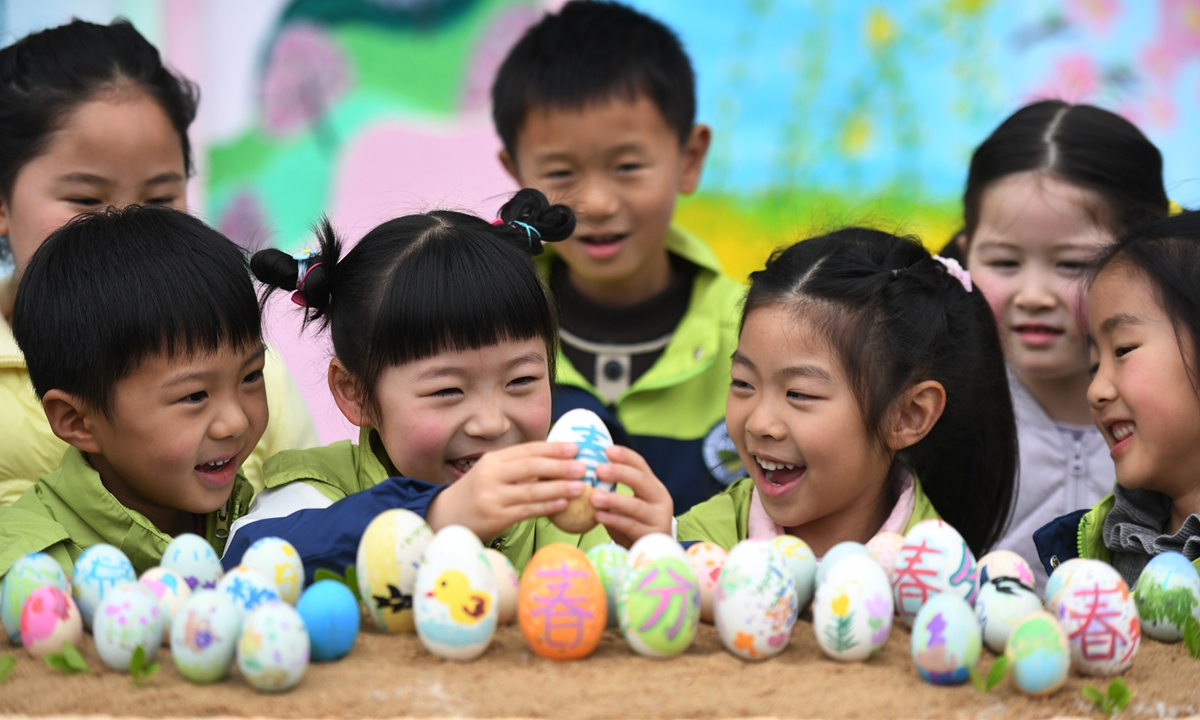 Kindergartners in Fuyang, Anhui Province play an egg-balancing game on March 18, 2026 to experience traditional folk customs before the arrival of the Spring Equinox, or Chunfen in Chinese, the fourth solar term in the traditional Chinese calendar. The term begins on March 20 this year. After the Spring Equinox, the days get longer, the weather becomes warmer, and plants start to grow fast. Photo: VCG
