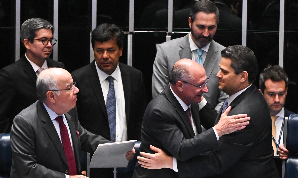 Brazilian Vice President Geraldo Alckmin (center) greets Senate President Davi Alcolumbre (right), alongside Foreign Minister Mauro Vieira (left), during a session of the National Congress in Brasilia, Brazil, 17 March 2026. The Brazilian Congress enacted the legislative decree ratifying the free trade agreement between Mercosur and the EU, signed on 17 January in Asuncion, Paraguay, by the governments of the two blocs after more than two decades of negotiations. Photo: VCG