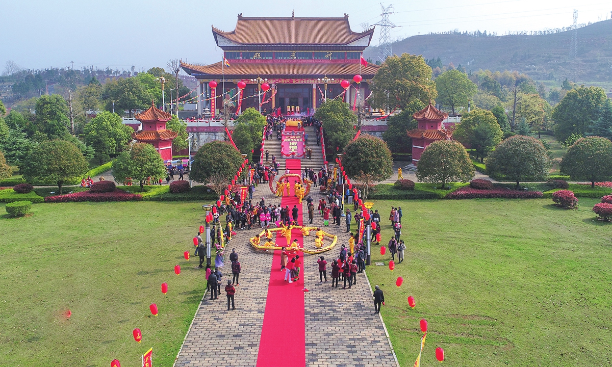 People take part in a ritual honoring the Yan Emperor, the sage of herbal medicine, during the Ganfenshe Festival in Anren county, Central China's Hunan Province, in 2018.