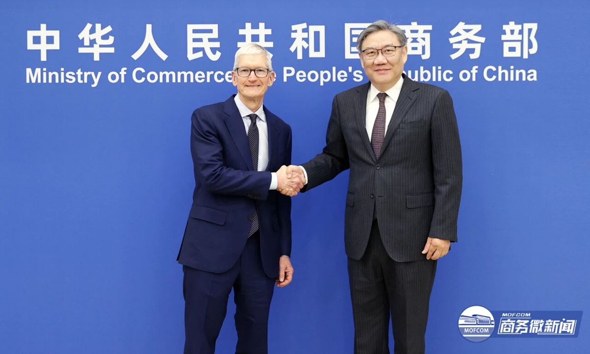 Chinese Minister of Commerce Wang Wentao meets with Apple CEO Tim Cook in Beijing on March 30, 2026. Photo: MOFCOM