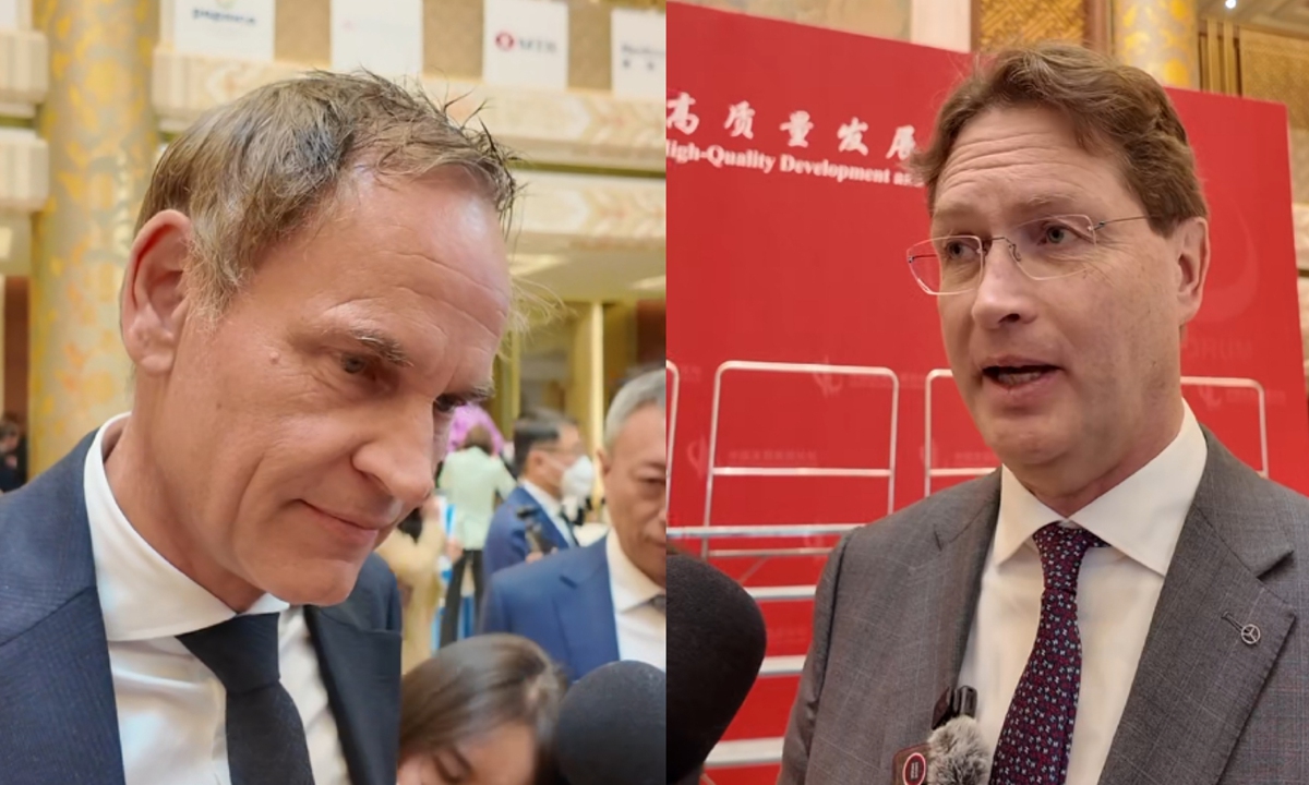 Mercedes-Benz CEO Ola K?llenius (right), and chairman of the Board of Management of Volkswagen AG Oliver Blume (left) speak to reporters at the China Development Forum 2026 in Beijing on March 22, 2026. Photos: Tao Mingyang/GT