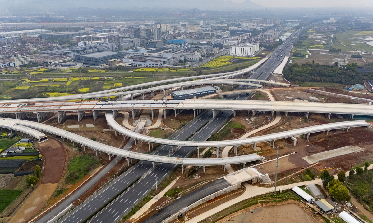 Construction work is underway on the mainline bridge at the Lanxi hub of the Jiande-Wuyi expressway in Jinhua, East China's Zhejiang Province on March 22, 2026. Photo: VCG