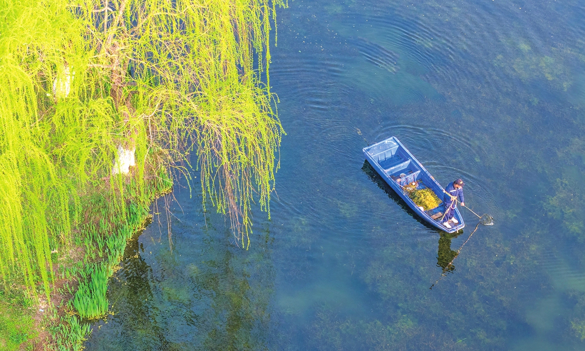 A staff member cleans up floating debris on Xuanwu Lake in Nanjing, East China's Jiangsu Province, as part of World Water Day efforts to preserve the aquatic ecological environment on March 22, 2026. Photo: VCG