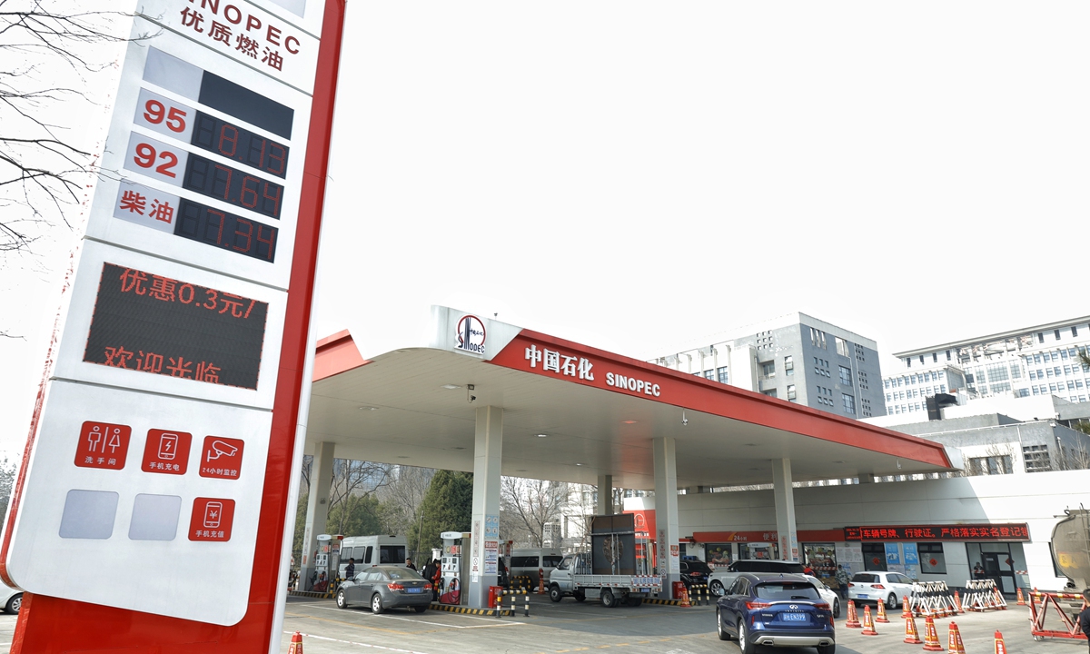 Car owners refuel at a gas station in Shijingshan district, Beijing on March 23, 2026, the day when the National Development and Reform Commission announced a temporary adjustment to refined oil prices. Photo: Li Hao/GT