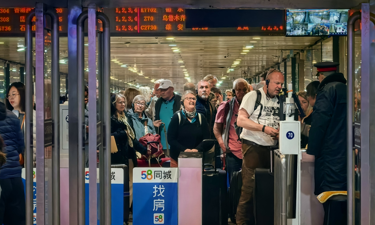 Foreign tourists arrive at Beijing West Train Station on March 21, 2026 amid the trend of rising visitors to enjoy spring scenes at the capital city as temperatures pick up. Photo: Liu Yang/GT