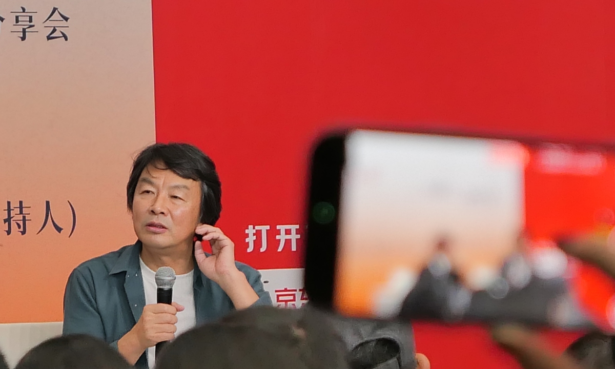 Liu Zhenyun speaks at a book-sharing session for his new book Salty Jokes in Beijing on December 27, 2025. Photos: VCG