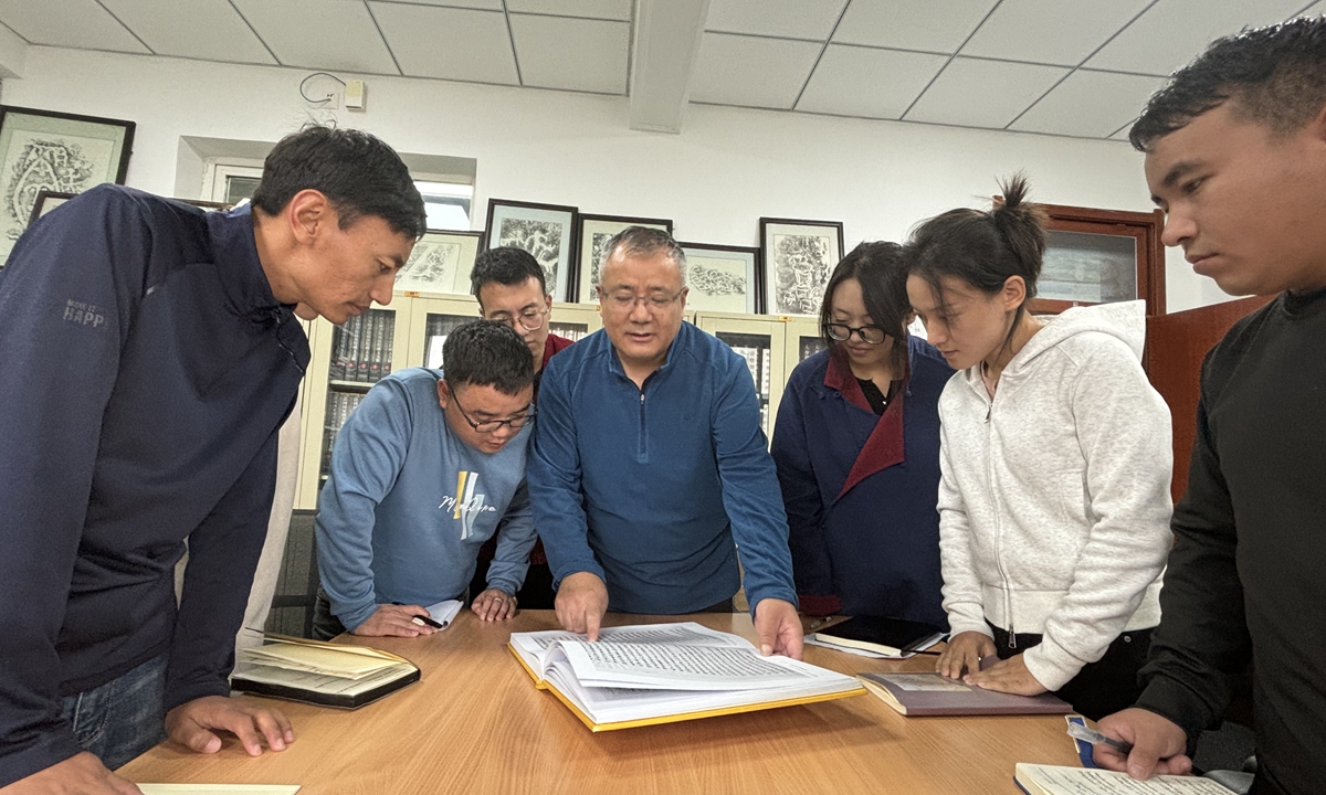 Professor Zhaxi Dangzhi discusses research of the Dunhuang manuscripts with students. Photo: Courtesy of NWMU