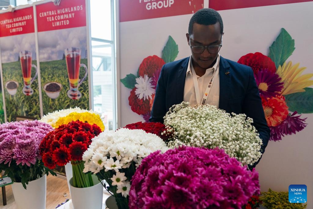 An exhibitor arranges flowers at the exhibition of the China-Kenya Business Forum held in Nairobi, Kenya, March 23, 2026. (Xinhua/Xie Jianfei)