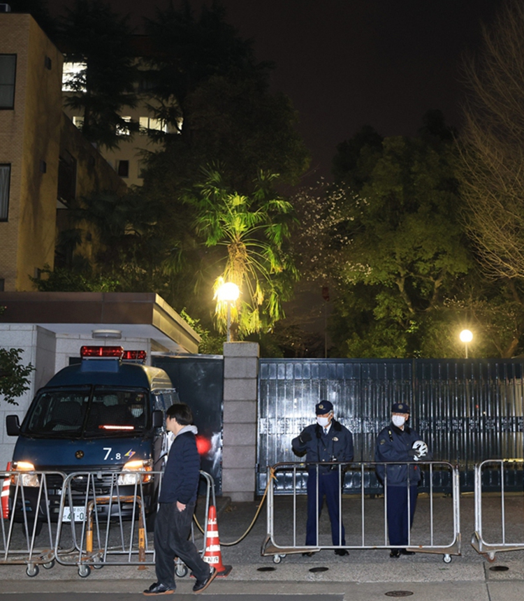 Security officers stand outside the Embassy of China in Japan, Tokyo, where a man believed to be a member of the Japan Self-Defense Forces broke in armed with a knife on March 24, 2026. Photo: VCG