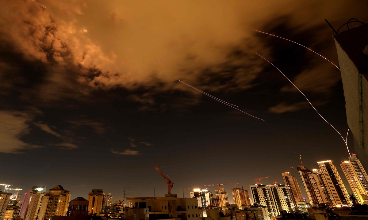 Rocket trails are seen in the sky above the Israeli coastal city of Netanya, Israel amid a fresh barrage of Iranian missile attacks on March 25, 2026. Photo: VCG