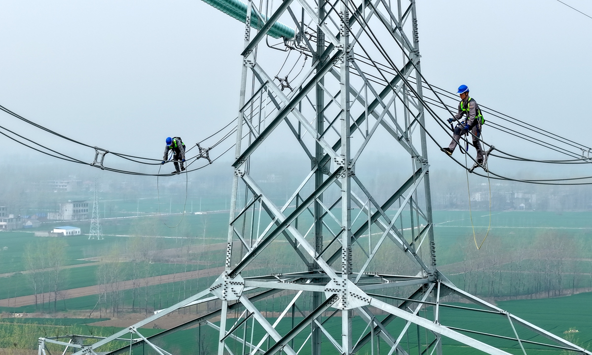 Workers from State Grid carry out final acceptance inspection of the 500 kilovolt Wenli-Boyang transmission line in Bozhou, East China's Anhui Province on March 26, 2026. The line will enhance the power supply capacity in northwestern Anhui and Bozhou areas and strengthen the regional power grid structure. Photo: VCG