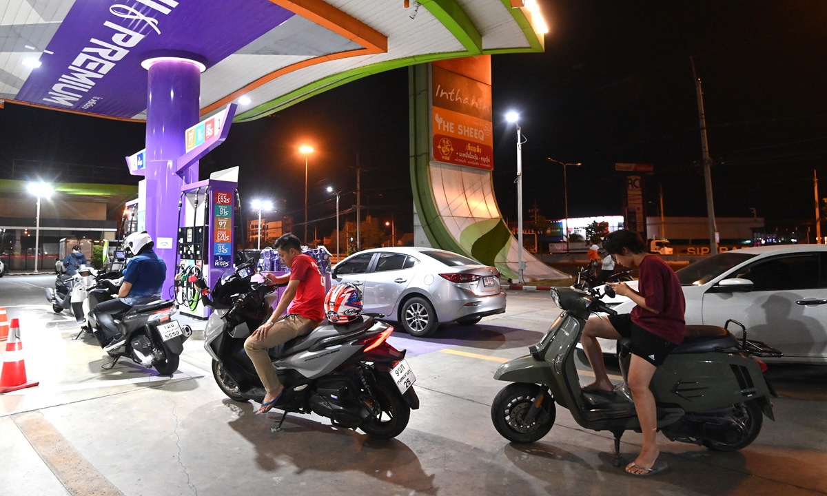 Motorcycles queue at a petrol station in Bangkok, Thailand on early March 26, 2026, as motorists scrambled to beat a massive fuel price increase. The country's Oil Fuel Fund Office has approved a significant reduction in fuel subsidies, triggering a steep price hike of 6 Baht per liter across all fuel types, effective at 5:00 AM March 26. Photo: VCG