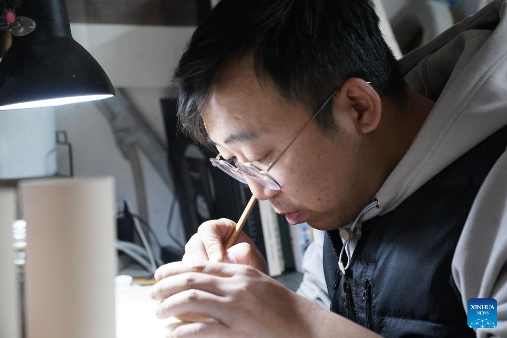 Cao Lang creates at the studio in Jingdezhen, east China's Jiangxi Province, March 11, 2026. (Xinhua/Zhou Mi)

