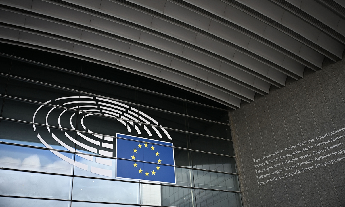 A view of the logo of the EU Parliament in Brussels on March 26, 2026. Photo: VCG